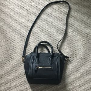 Dailylook | Black Crossbody Bag with Gold Hardware